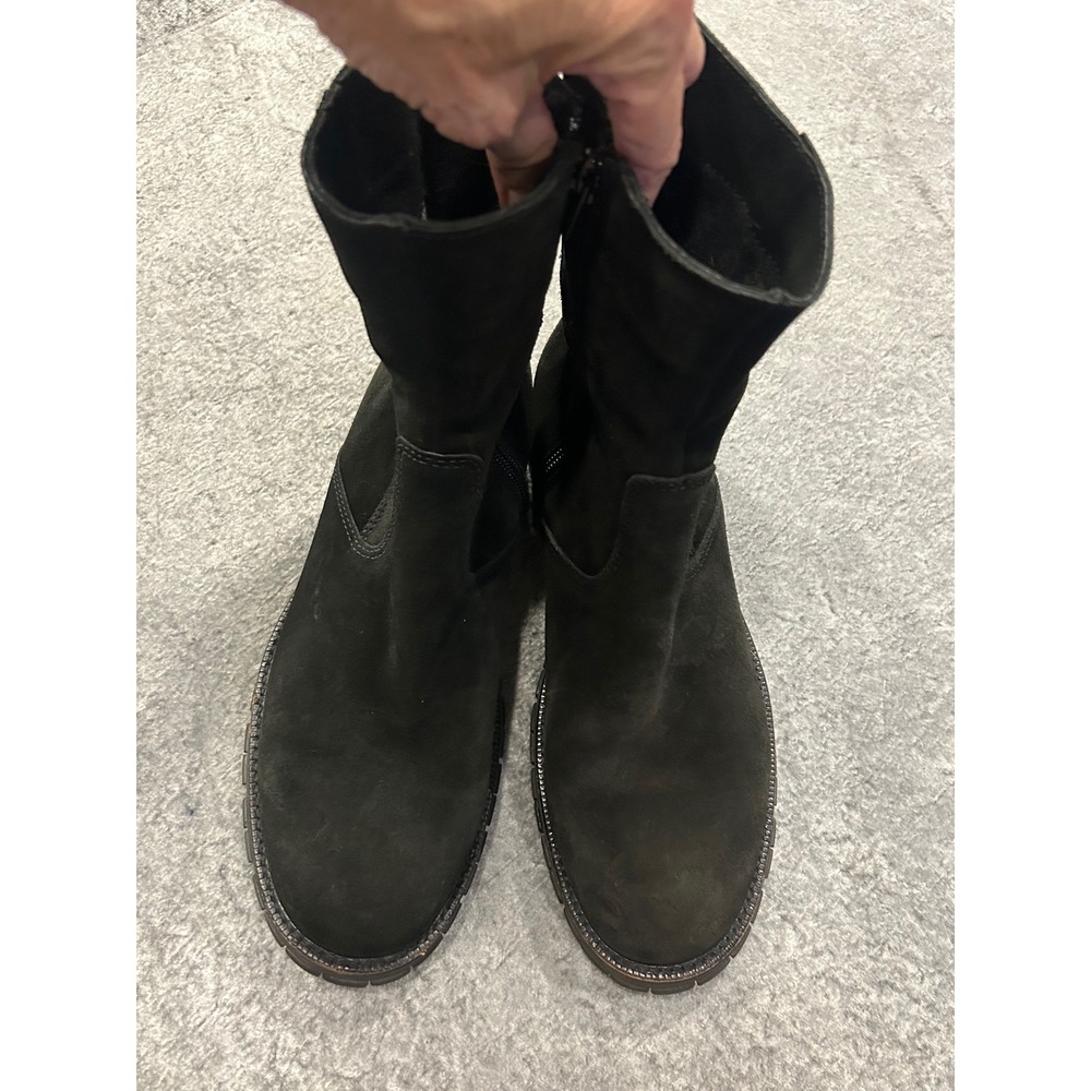 These La Canadienne boots are waterproof black suede. Size 8 M